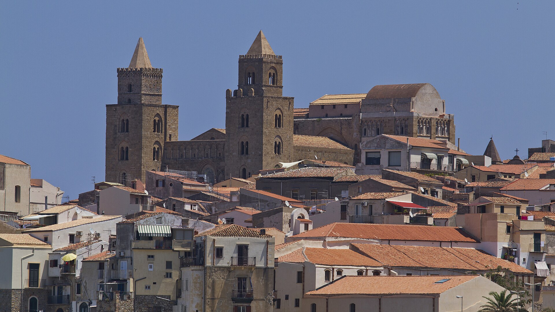 Facciata della Cattedrale normanna di Cefalù nella piazza del Duomo